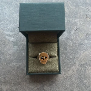 Maria Nilsdotter ring - Så cool ring från Maria Nilsdotter, gammal kollektion så säljs inte längre! Passar till lill- eller ringfingret! Priset kan diskuteras