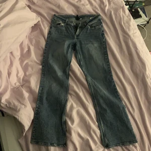 Lågmidjade jeans  - Använda ungefär 5 gånger,säljer för jag växt ut dom,har tyvärr ingen bild där dom sitter bra på mig,lågmidjade🫶❤️‍🔥