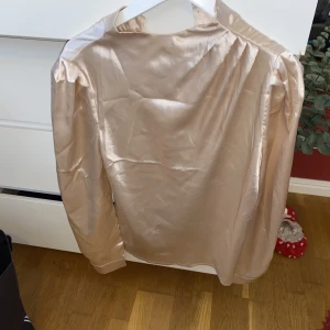 Roseguldig topp - Långärmad topp i roseguld Storlek s  Från shein 