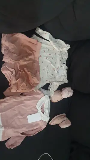 Babykläder för en tjej i åldern 4-8 månader, nya, aldrig använda, har fortfarande köplappen på sig.