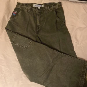 Polar big boy Work pants  - Mörkgröna bigboys med nice detaljer på sidorna. Jeansen är storlek S, 9/10 condition. Skriv för frågor eller om du vill ha fler bilder 