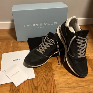 Philippe Modem skor stl. 44 - Säljer nu dessa riktigt snygga Philippe Model skorna. Inte använda särskilt mycket och är i bra skick, förutom en lite grej på sulan (se bild 3) Nypris 3500. Allt og ingår, både box påse och kvitto (skriv för bild) Vid fråga är det bara att höra av sig! 