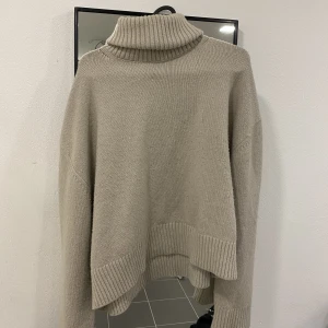 Stickad tröja  - Jätte fin gosig tröja med hög krage. Skriv om ni vill ha fler bilder❤️