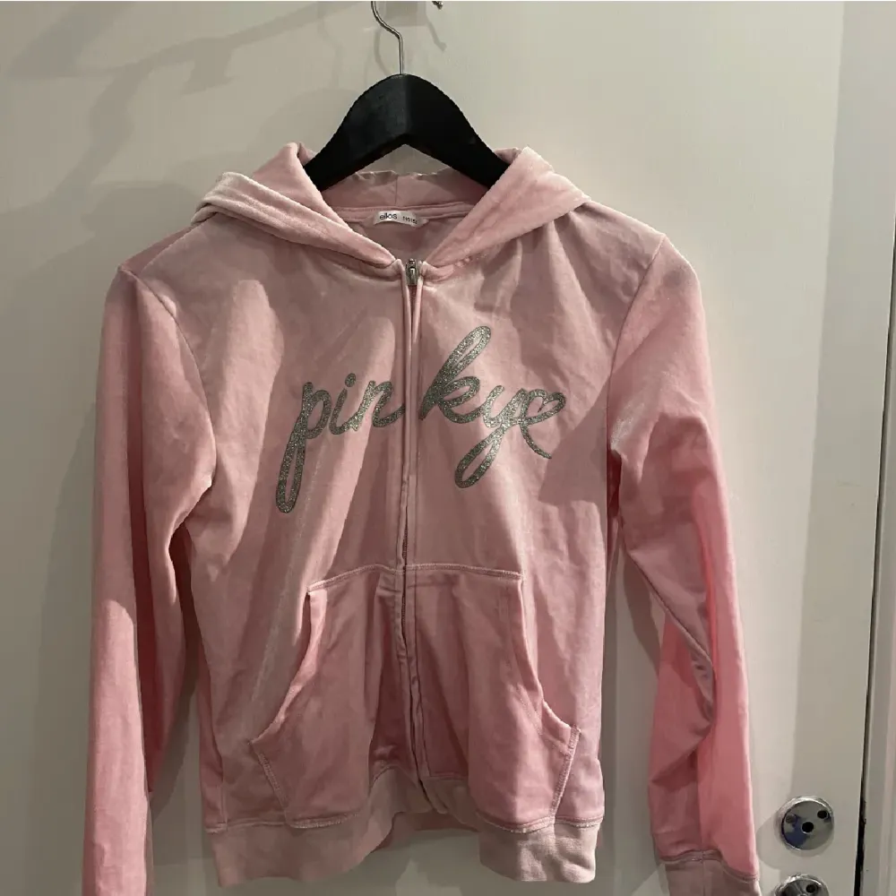 Säljer denna Rosa kofta från Ellos med text ”Pinky” den är i barnstorlek men passar absolut en XS-S . Hoodies.