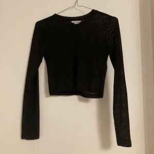 Svart topp - En svart långärmad topp som är randig i mönstret och genomskinlig 🖤 Eftersom den har ett litet hål på ena sidan (se bild 2) säljer jag den billigt. Denna går att styla under stora tshirts och då syns inte hålet! 🙈 Pris kan såklart diskuteras 🙌