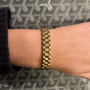 Armband  - Säljer detta jätte snygg armband som är helt nytt då jag känner att jag inte kommer få någon användning av det. ❤️SUPER FINT ❤️