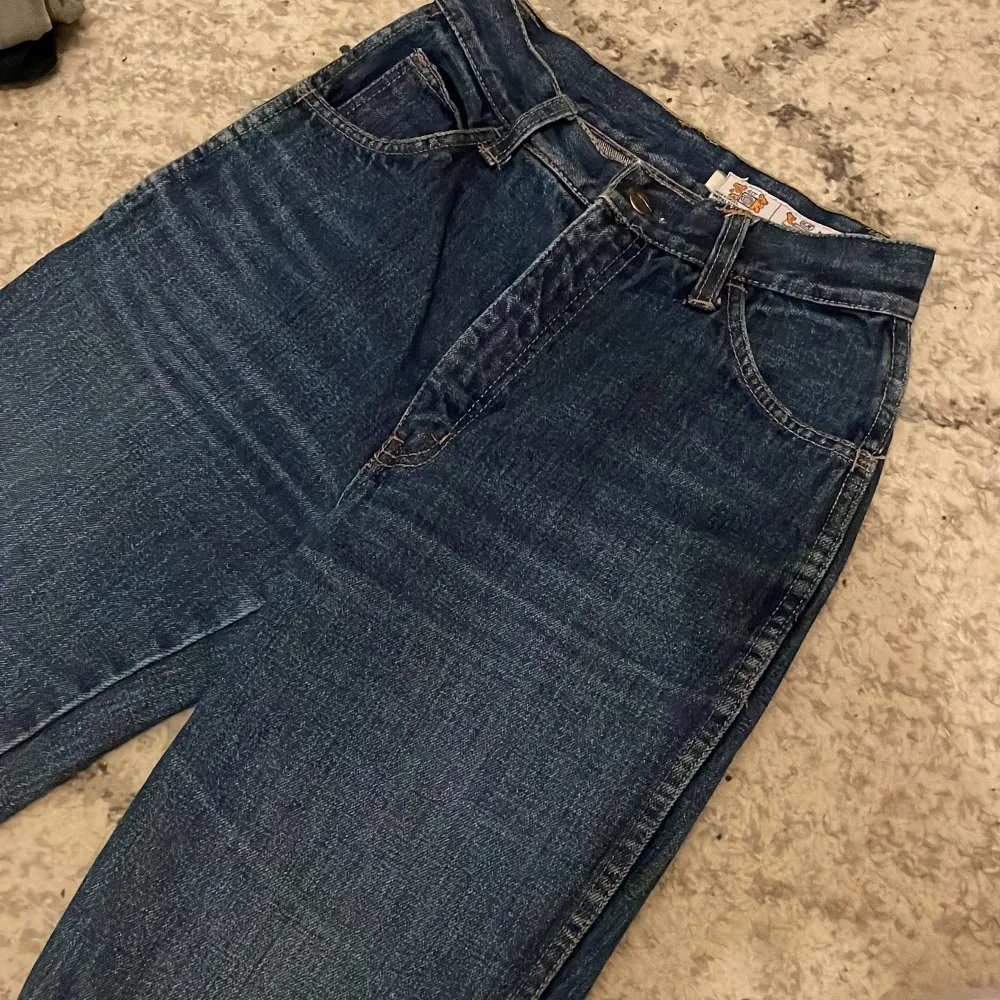 dessa h&m jeans säljer jag för att jag inte är ett stort fan av högmidjade jeans. dom är i nyskick från h&m och dessa säljs inte längre har jag fått veta av en vän plus dessa sitter som ett smäck😍! kom privat för mer information och bilder. . Jeans & Byxor.