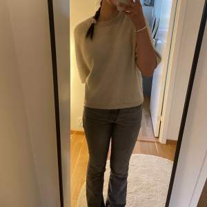 Säljer dessa gråa jeansen från Gina i storlek 26. Jag är 175 och de går över skorna modellen är även midwaist. Vid intresse eller flera frågor är det bara att höra av sig💗