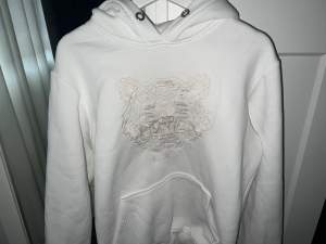 Vit kenzo hoodie, väldigt bra skick, priset är inte hugget i sten. Den passar både M och L.