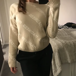 stickad tröja - stickad tröja från Madlady, tjockt och skönt material, sticker inte. Fint skick!🩷