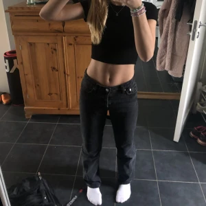 Lågmidjade jeans - Intressekoll på mina weekday jeans som tyvärr blivit för små. Nypris: 550kr Frakt tillkommer❣️ om ni har frågor eller vill ha fler bilder, är det bara att skriva🤍