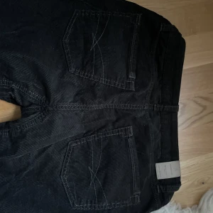 Mörkgröna manschesterbyxor  - Vintage manchesterbyxor i en jättefin mörkgrön färg, syns tyvärr dåligt på bilderna  Skulle säga att dom är low- midrise och har rak passform 