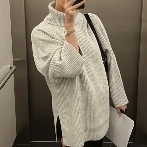 Stickad polotröja - Fin, lite längre stickad polotröja i storlek L (jag är vanligtvis M/L upptill men vill ha den oversize).  