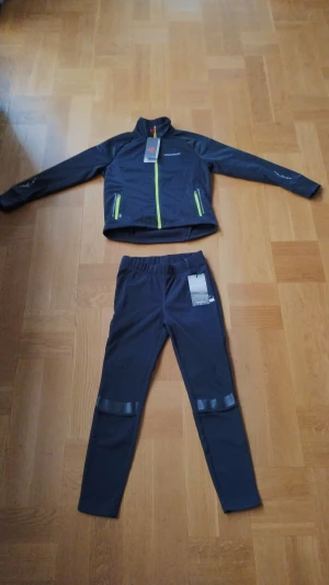 Fritid/skidset - Helt nytt set. Oanvänt. SwedeMount jacka stl 140. Craft byxor stl 134/140. Nypris 800 kr.  Pris 400 kr. 