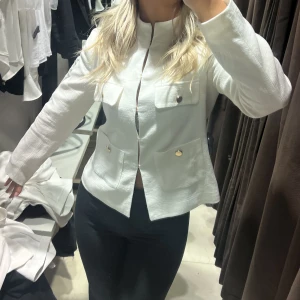 Kavaj  - Jätte fin kavaj från zara! Andvänd 1 gång☺️
