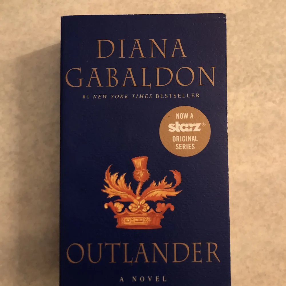 Hej säljer boken då jag inte brukar läsa den, första delen av outlander serien på engelska!! Bra skick ! . Övrigt.