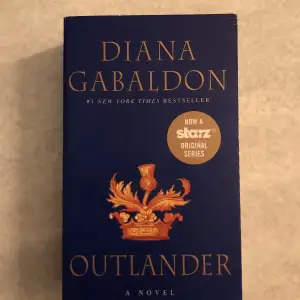 Hej säljer boken då jag inte brukar läsa den, första delen av outlander serien på engelska!! Bra skick ! 