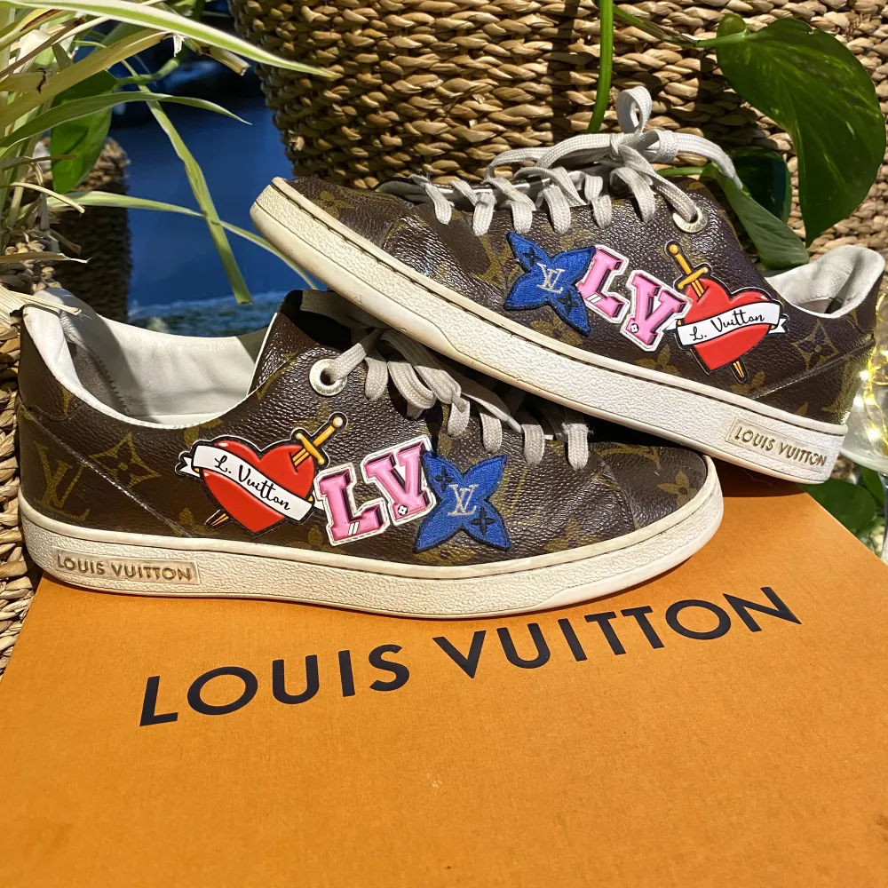 Hej, säljer min tjejs oerhört snygga Louis Vuitton sneakers i limiterad utgåva. Sällsynta & unika. Fantastisk kvalite. Box, påse, snören, bok, kvitto medföljer. Strl 36 & True To Size. DM för fler bilder. Nypris 8000kr+. Pris kan diskuteras. Hör av er.. Skor.