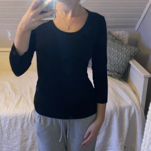 Basic tröja - Svart tröja m 3/4 ärmar. Superskönt material, bra skick, strl xs/s. Från Lindex.
