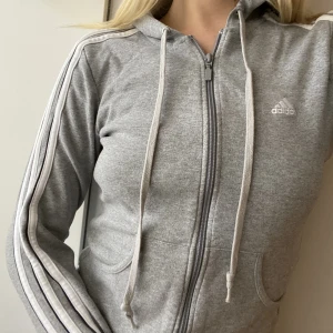 Grå Adidas hoodie - Gråmelerad retro Adidashoodie ✨