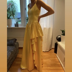 Balklänning - Fin balklänning som är skräddarsydd (inte till mig dock) och unik. Jag brukar ha storlek S 