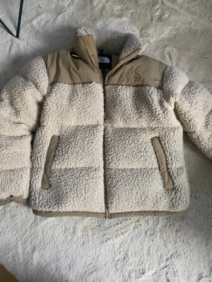 The North Face nuptse teddy vinterjacka - Storlek M Unisex Bra skick