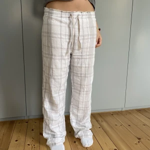 Rutiga pyjamasbyxor  - Säljer ett par rutiga pyjamas byxor från hm, de har andvänds ett få antal gånger och är i bra skick.