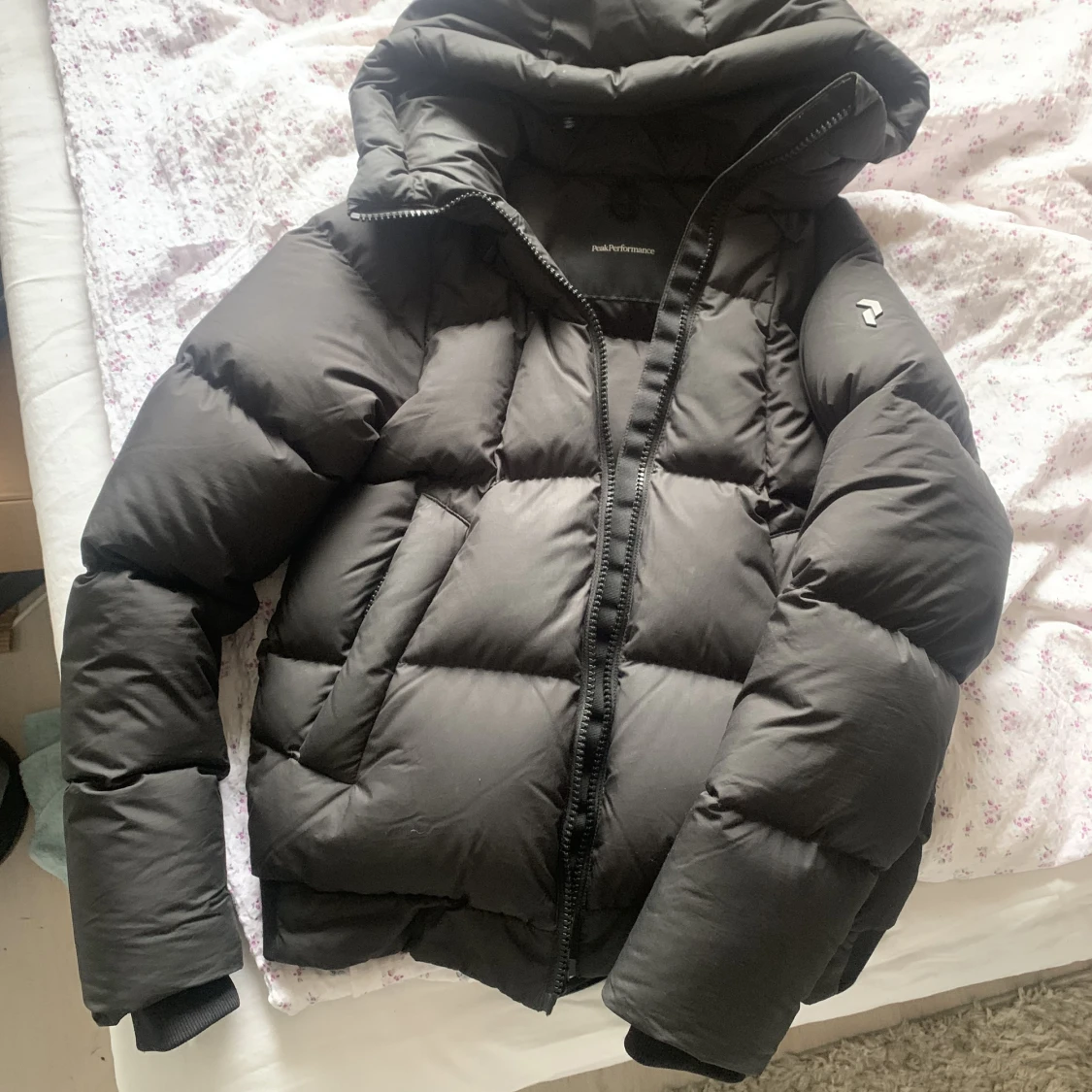 Svart Dunjacka Peak Performance