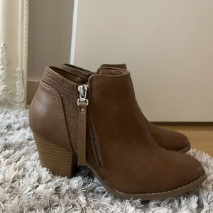 Stövletter strl 38 - Läderstövletter säljes, gott skick, inga skador. Sköna att gå i. 