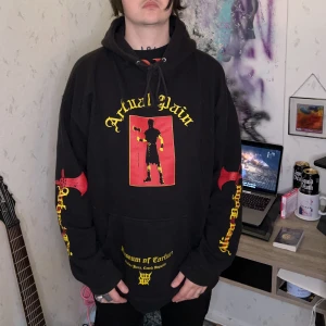 Alien Body x Actual Pain - ”Museum of Torture”-hoodie sz XL - Limiterad hoodie från Alien Body i samarbete med Actual Pain från 2020. Hög kvalitet och snyggt 3-panelstryck! Hoodien är i storlek XL, jag på bild är 175cm. Fri frakt!