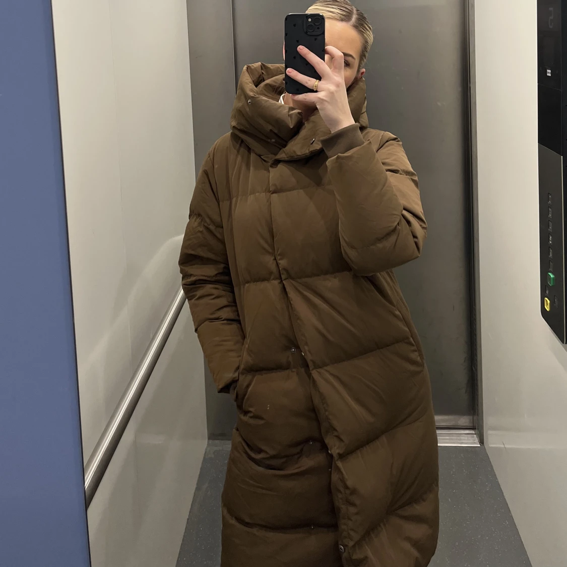 Brun lång dunjacka - 90