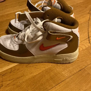 Jordan skor  - Säljer ett par jätte feta Jordan skor i EUR 40, har bara använt 4-5 gånger pg av att dom har varit för stora (ny pris 1600kr säljer för 1000-850 men pris kan diskuteras 