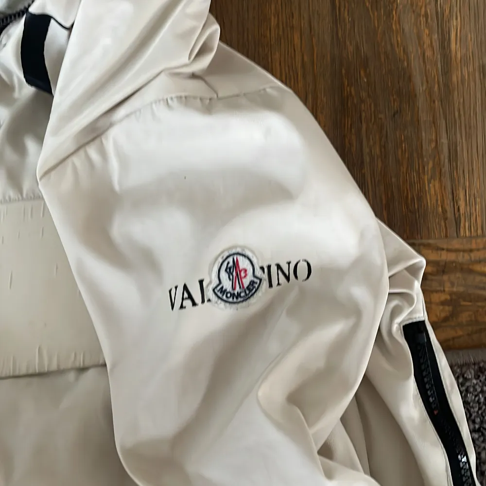 Hej säljer en Valentino X Moncler jacka som är äkta det är en vindjacka och den har qr code och dist lapp den har 3 fickor där fram som är bra och dragkedjor på sidorna och den har luva och man kan göra så det är tajt på armarna. Priset inte fast 👍🏻. Jackor.