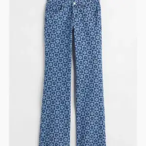 Unika flare low jeans med JÄTTEsnygg passform. Säljer då de är för korta för mig som är 175. Köpta på hm 250kr och bra skick. Skriv privat för fler bilder💞