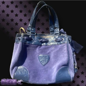 Vintage Juicy Couture väska  - Säljer vidare en helt fantastisk vintage Juicy Couture väska, som jag köpte till dottern, men som inte var helt vad hon önskat sig. En helt underbar väska i använt vintage skick.
