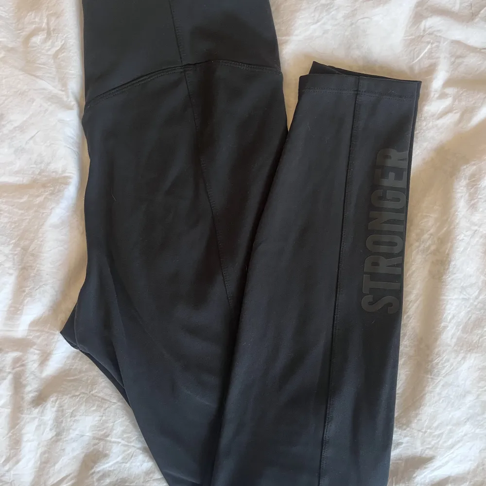 Set från ICIW, storlek S, 450kr. Set från Aimn, storlek S, 350kr. Tights från Stronger, 250kr. . Hupparit & Collegepaidat.