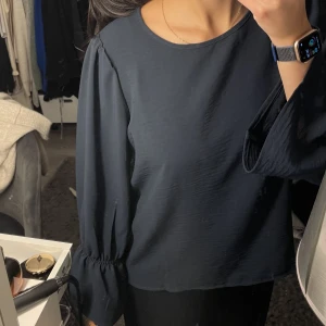 blus - jättesöt marinblå blus från zalando köpt i somras, men aldrig använt bara testat! köparen står för frakt❤️
