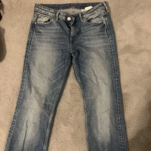 Low waist jeans - Säljer dessa jeansen i storlek 27 men dom är som storlek 32/34. Tror att dom är köpta från Cubus💙fler bilder kom privat 