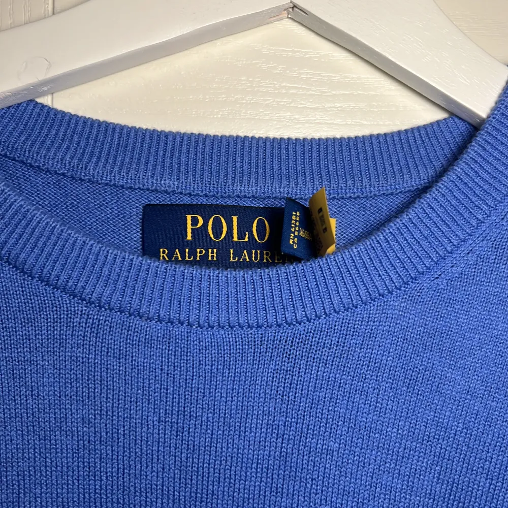 Medel blå polo tröja i 9/10 skick,5%kashmir och 95% bomull. Nypris ca 1,6 tusen kronor,jag säljer för 650. Använd 2 gånger. Tröjor & Koftor.