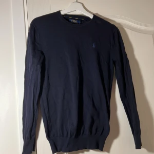 Polo Ralph Lauren  - Polo tröja i väldigt gott skick,använd ett par gånger. Nypris 1,7 tusen kr mitt pris 550,material: bomull 