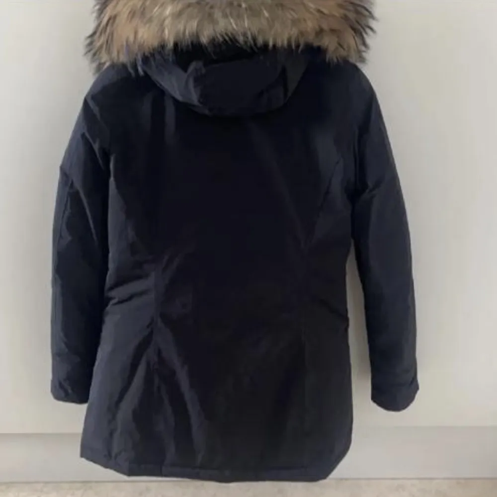 Säljer en Woolrich jacka så gott som ny knappt använd under en vinter. Perfekt längd. Säljer den endast på grund av att den har blivit för liten. Köpte den för ord pris 7700kr. Jackor.