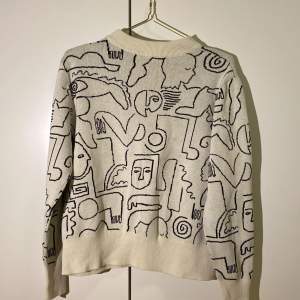 En beige stickad tröja med svart print, från monki. Nästan aldrig använd! Storlek S🤍Pris: 150kr