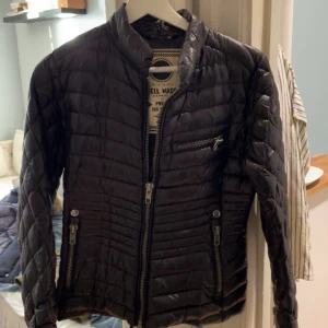 Colmar Jacka  - Colmar jacka storlek S/XS Säljer den direkt för 1500 men tar bud från 1300