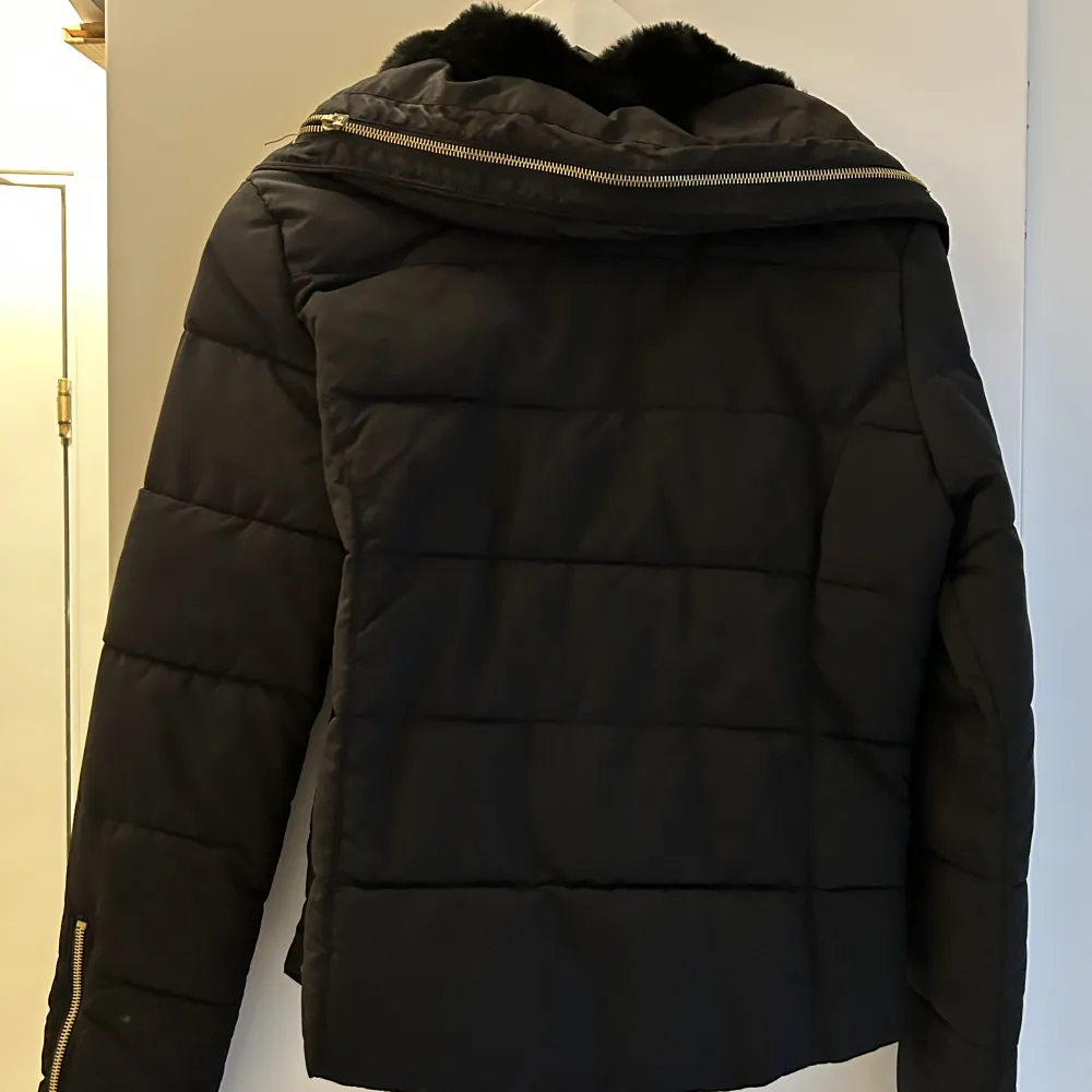 Svart täckjacka från BikBok i strl XS säljes. Knappt använd. . Takit.