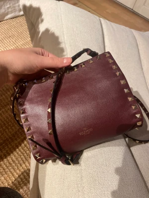 Valentino väska  - Jättesnygg vinröd valentino väska, jättesnygg nu till hösten och vintern💗 köpt på vestaire collective så den är äkta 💗 dustbag medkommer 