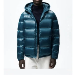 Glansig vinterjacka  - Glansig jacka från Zara!! I nyskick och varm. Nypris var 1200