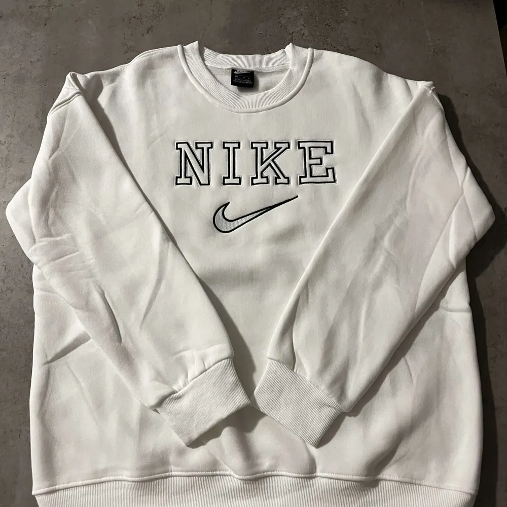 Långärmad Nike tröja med högkvalitativt mjuk bomullsmaterial. Passar till allt, träning, slöa hemma eller ut på stan. . Hoodies.