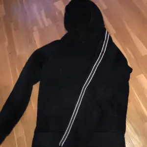 Svart hoodie som knappt är använd och den har inga synliga skador/fläckar:)