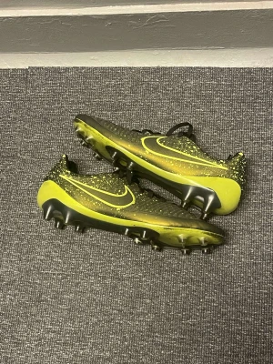 Fotbollsskor - Säljer nu dessa väldigt sällsynta Nike Tiempo fotbollsskor, i storlek 43. Väldigt sköna och bekväma. Kom med prisförslag! 