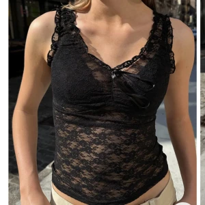 Spetstopp - Jättefin topp från Brandy Melville, oanvänd med lapp kvar💗köpt för 264kr